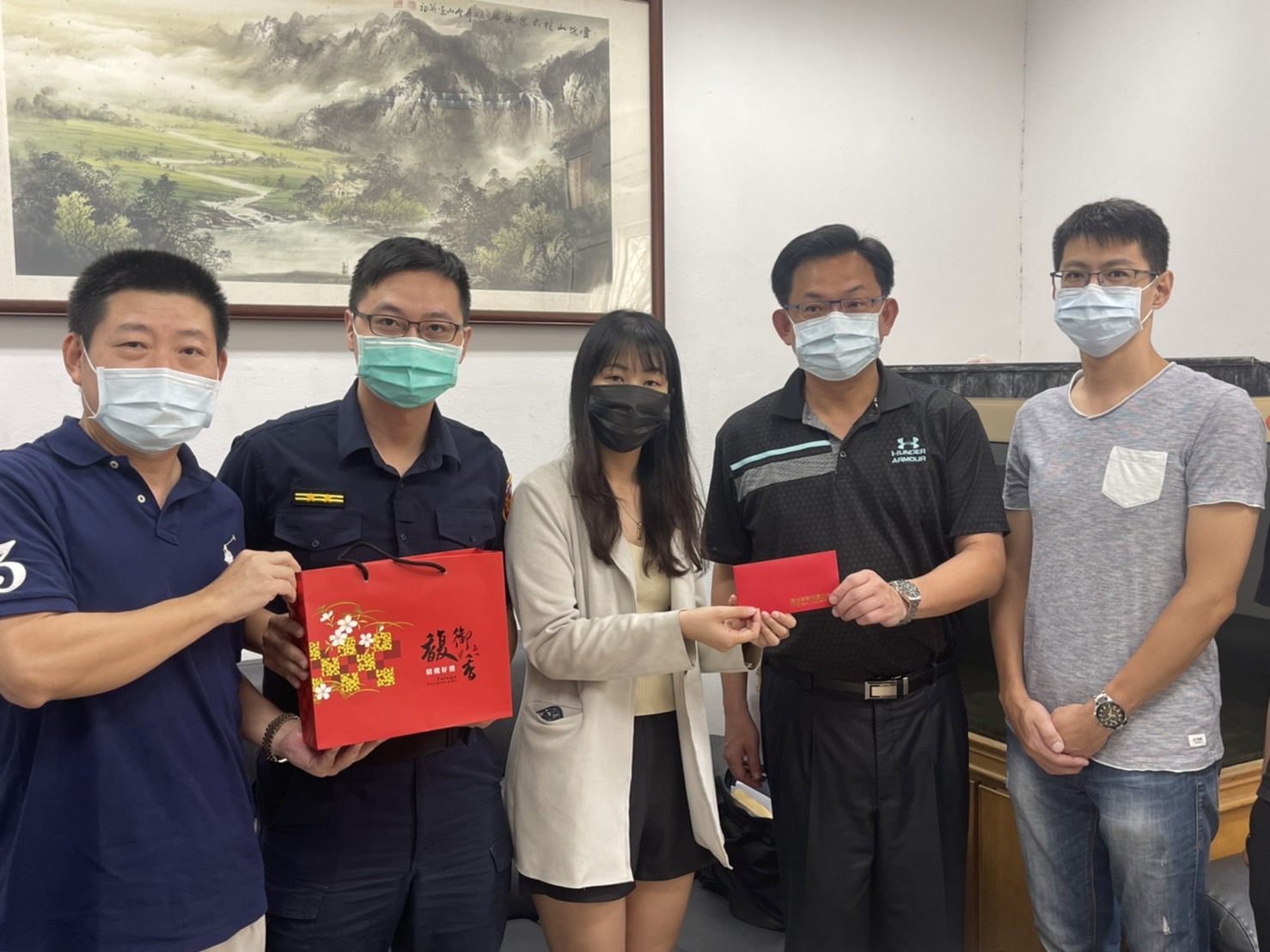 騙700萬又盯上他房產, 女車手 [牽老太太過馬路] 攏係假